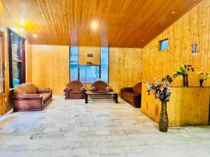 Posezení v ubytování Hadimba Palace Inn # Mountain View #Premium Rooms # Parking # Guest Preferred
