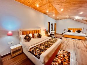 Postel nebo postele na pokoji v ubytování Hadimba Palace Inn # Mountain View #Premium Rooms # Parking # Guest Preferred