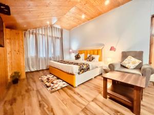 Postel nebo postele na pokoji v ubytování Hadimba Palace Inn # Mountain View #Premium Rooms # Parking # Guest Preferred
