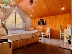 Postel nebo postele na pokoji v ubytování Hadimba Palace Inn # Mountain View #Premium Rooms # Parking # Guest Preferred