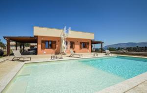 Bazén v ubytování Nice Home In Balestrate nebo v jeho okolí + 13 fotografií