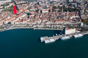 una vista aérea de una ciudad con barcos en el agua en Split Ann Apartments, en Split