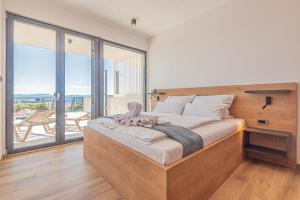 una camera da letto con un letto grande e un balcone di Aliara Panorama a Vodice Altre 68 foto
