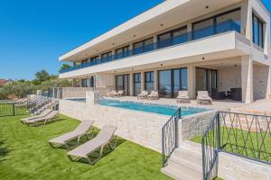 una villa con piscina e una casa di Aliara Panorama a Vodice