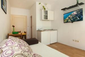 TV a/nebo společenská místnost v ubytování Split Ann Apartments