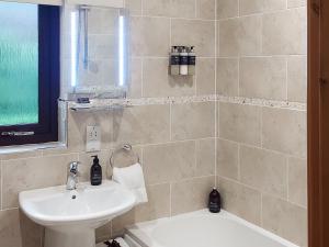 ein Badezimmer mit Waschbecken, Toilette und Badewanne in der Unterkunft Roe Deer Cottage in North Ballachulish