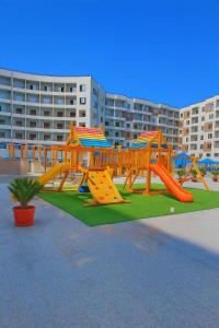 une aire de jeux avec un toboggan dans un parc dans l'établissement Tiba Golden Resort with private Beach, à Hurghada