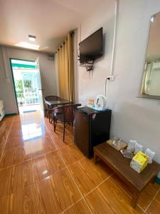 TV a/nebo společenská místnost v ubytování Patcharin Home Stay