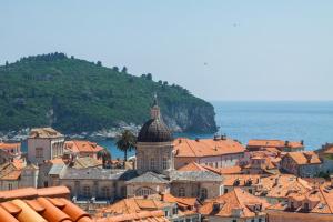 Una vista aérea de una ciudad con edificios y el océano. en Villa Four Winds, en Dubrovnik