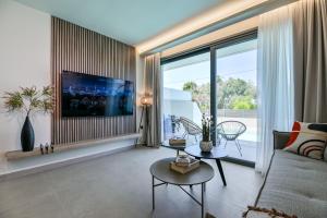 Televisyen dan/atau pusat hiburan di Kallisti Suites Preveza