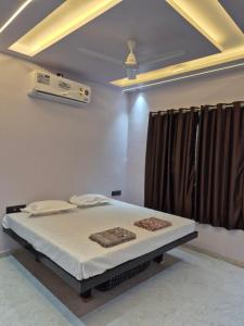 Una cama o camas en una habitación de Chavan's Unique Residency