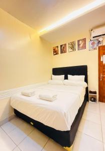 Katil atau katil-katil dalam bilik di Private Room in Guest house near Legian Beach Bali