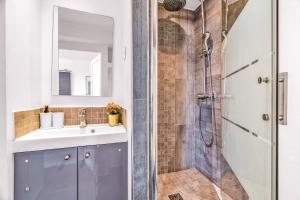 een badkamer met wastafel en douche bij Suite Vue Tour Eiffel in Parijs +6 foto's