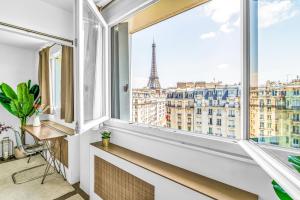 een kamer met uitzicht op de eiffeltoren bij Suite Vue Tour Eiffel in Parijs