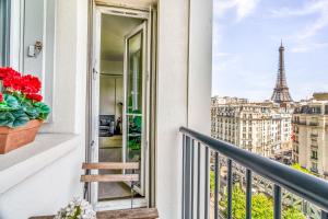 Een balkon of terras bij Suite Vue Tour Eiffel