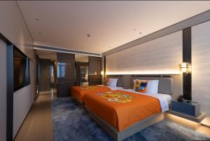 Cama o camas de una habitación en 上海虹桥荷逸唐酒店北新泾地铁站Shanghai Hongqiao Heyitang Hotel Beixinjing Subway Station Branch