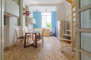 een keuken en eetkamer met een tafel en stoelen bij JapanRoom-1km 2 Bui Vien in Ho Chi Minh-stad