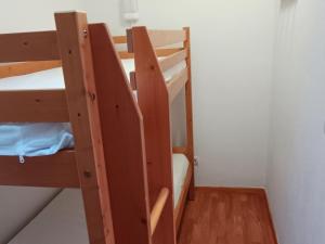 a room with two bunk beds in a room at Duplex 4 pers avec balcon, piscine couverte, proche pistes – Superdévoluy - FR-1-504-570 in Superdevoluy +15 photos