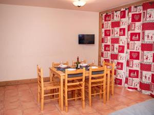 a dining room with a table and chairs at Appartement cosy 2 pièces à Pra Loup avec balcon et parking - FR-1-504-231 in Uvernet-Fours
