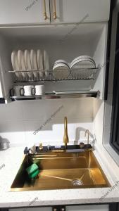 - un évier de cuisine avec des assiettes sur une étagère au-dessus dans l'établissement D'Smart Living Homestay, Service Apartment, à Seri Kembangan