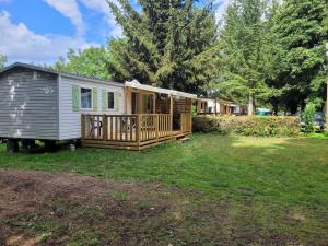 O grădină în afara Mobil-home N 3 chambre, climatise, cuisine equipee, TV & Wi-Fi