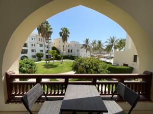 Μπαλκόνι ή βεράντα στο Beachfront Apartment with Pool & Stunning View