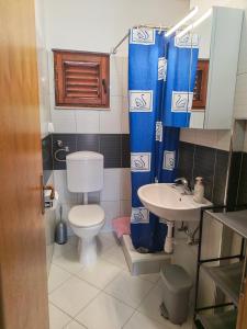 un bagno con un water e un lavandino di Rogoznica Seafront Apartment - Kalebova Luka a Rogoznica (Rogosnizza)