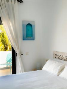 een slaapkamer met een bed en een raam bij CalaLuna Mojácar in Mojácar