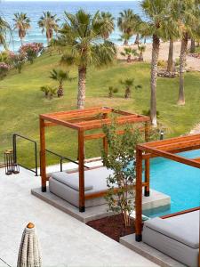 een resort met een zwembad en palmbomen bij CalaLuna Mojácar in Mojácar