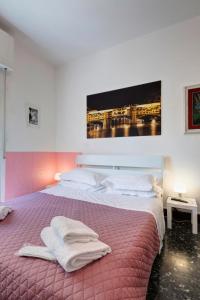 une chambre avec un grand lit avec des serviettes dessus dans l'établissement Appartamento Lily, à Florence