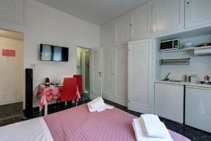 Cette chambre comprend un lit et une table avec des chaises rouges. dans l'établissement Appartamento Lily, à Florence