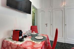 une table de salle à manger avec une nappe rouge et des chaises rouges dans l'établissement Appartamento Lily, à Florence