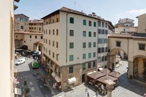 une vue aérienne d'une rue de la ville avec des bâtiments dans l'établissement Appartamento Lily, à Florence