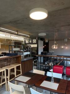 ein Restaurant mit Tischen und Stühlen und einer Bar in der Unterkunft MECHELinn in Mechelinki