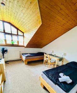 una camera da letto con un letto e una scrivania in una stanza di Hvězdonice Hostinec U Kuželků a Hvězdonice
