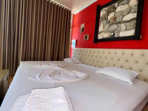Postel nebo postele na pokoji v ubytování Hotel Vila "Oda E Miqve"