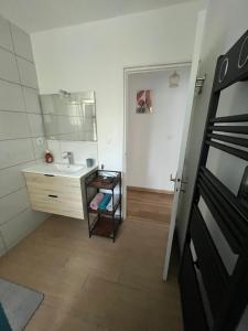 a bathroom with a sink and a mirror at Perle rare, F4 donnant sur un grand jardin privé aménagé, parkings gratuits, clim, calme, idéal famille & pro, 10 min de la mer et du centre-ville, de la gare sncf et routière in Toulon +27 photos