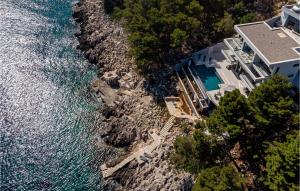 una vista aerea di una casa vicino all'acqua di Villa Golden View a Brna