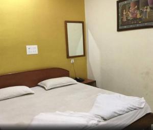 Hotel Parth客房内的一张或多张床位