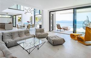 un soggiorno con un divano e un tavolo di Villa Golden View a Brna