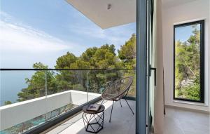 un balcone con una sedia e vista sull'oceano di Villa Golden View a Brna Altre 34 foto