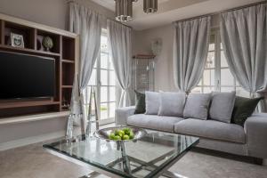 瓦布里加Villa Aurora by Villas Borghetto的带沙发和玻璃桌的客厅