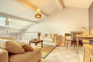 een woonkamer met een bank en een tafel bij La maison Calavoun in Maubec