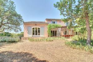 een huis met een grote tuin ervoor bij La maison Calavoun in Maubec