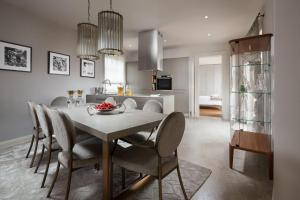 瓦布里加Villa Aurora by Villas Borghetto的厨房兼餐厅，配有桌椅