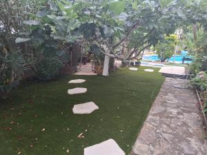 un giardino con gradini nell'erba di MONTPELLIER SUD-Josephine,suite junior,2pers-piscine privé a Pérols