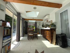 a room with a kitchen with a table and chairs at Béatrice et Michel in Émerainville