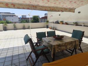 un tavolo e sedie posti sul tetto di HUGE BALCONY apartment a Salonicco