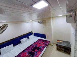 Habitación pequeña con cama en habitación en Blue tower suites, en Ujjain