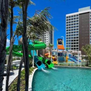 uno scivolo d'acqua in piscina in un resort di Salinas Premium Resort - TWF a Salinópolis